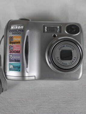 Nikon COOLPIX 3200 3.2 MP Digital Camera Silver Case Tested And Works